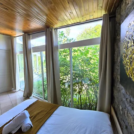 De Luxe, Nichee Dans Les Montagnes Lavoine