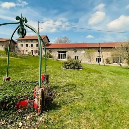 De Luxe, Nichee Dans Les Montagnes