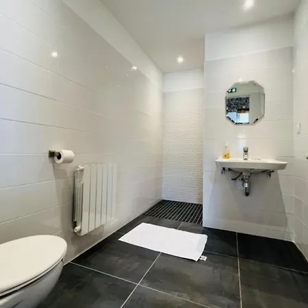 De Luxe, Nichee Dans Les Montagnes *